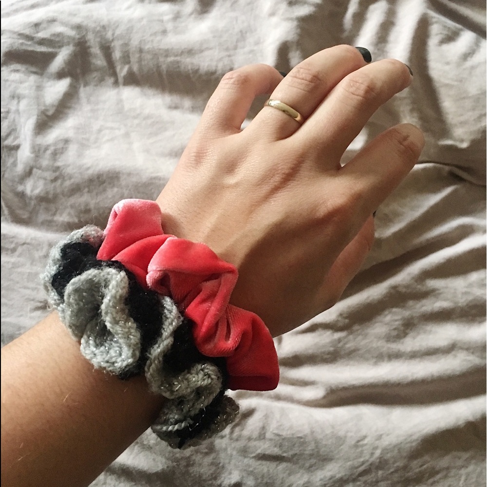 pink velvet + black/silver scrunchies 💓